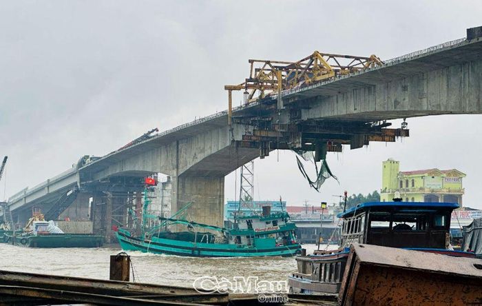Vị trí hợp long giữa cầu sông Ông Đốc với đốt dầm dài 2m, ngang 13m, được đơn vị thi công đổ 17 m3 bê tông.