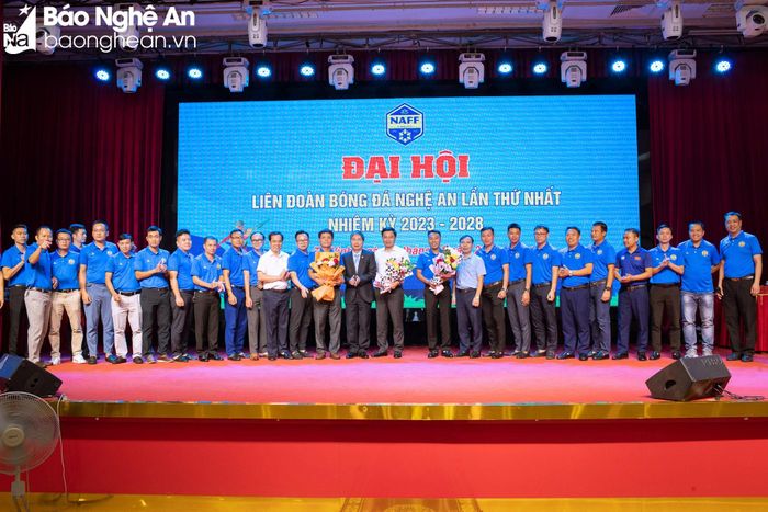  Ra mắt Ban chấp hành Liên đoàn Bóng đá Nghệ An khóa I nhiệm kỳ 2023 - 2028. Ảnh: Xuân Thủy 
