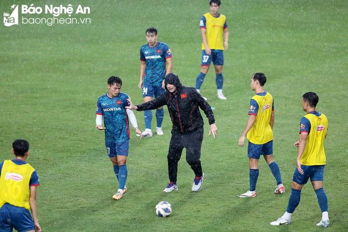  Trong những ngày qua, HLV Philippe Troussier cũng đã triển khai giáo án tập luyện trên mặt sân cỏ nhân tạo nhằm giúp các học trò có sự thích ứng tốt khi thi đấu trên sân Rizal Memorial của đội tuyển nước chủ nhà. Ảnh: Hải Hoàng 