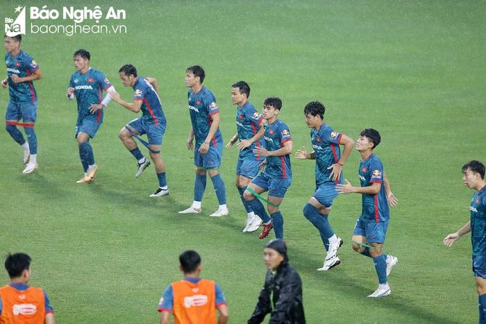  Sau đó thầy trò huấn luyện viên Philippe Troussier bước vào buổi tập cuối cùng trước ngày lên đường sang Philippines. Ảnh: Hải Hoàng 