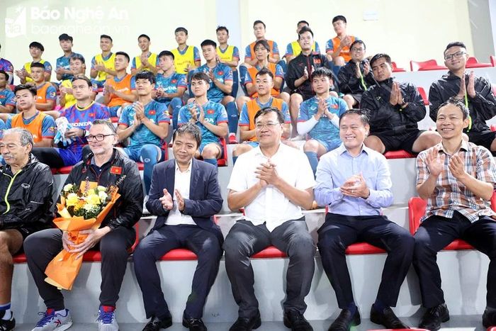  Cùng đi với Thứ trưởng Hoàng Đạo Cương có Cục trưởng Cục Thể dục thể thao Đặng Hà Việt, Phó Chủ tịch VFF Trần Anh Tú và Phó Tổng Thư ký VFF Nguyễn Minh Châu. Ảnh: Hải Hoàng 