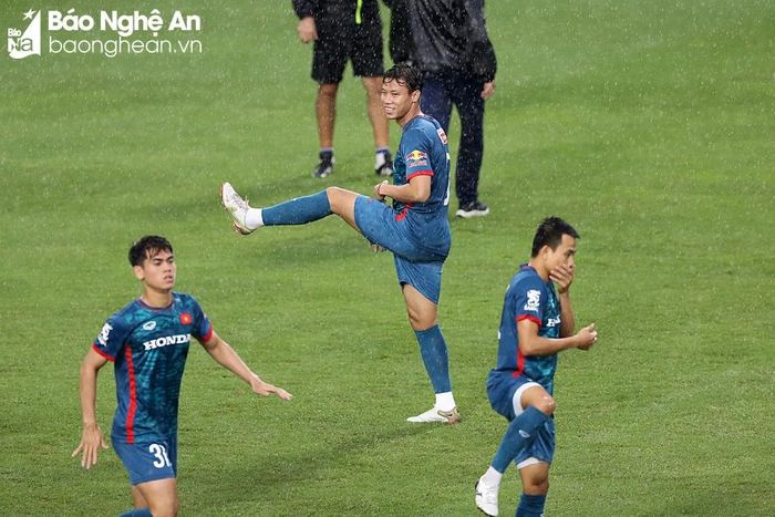  Hiện đội không có trường hợp tập riêng, trung vệ Quế Ngọc Hải và thủ môn Nguyễn Đình Triệu đã trở lại tập luyện theo giáo án của cả đội. Ảnh: Hải Hoàng 