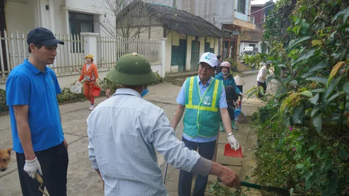 Vào ngày Chủ nhật hàng tuần, đông đảo cán bộ, đảng viên, công chức, viên chức, chiến sỹ lực lượng vũ trang, đoàn viên, hội viên, học sinh và các tầng lớp Nhân dân trên địa bàn TX Sa Pa lại đồng loạt ra quân thực hiện phong trào “Ngày Chủ nhật sạch"