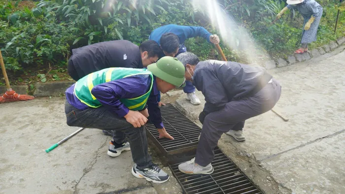 Xử lý kịp thời tất cả các tụ điểm rác phát sinh và tồn tại trên địa bàn các phường, không để tồn đọng rác thải, tích cực tham gia hưởng ứng trồng hoa, cây xanh dọc các tuyến đường làng, ngõ xóm, các khu, điểm du lịch.