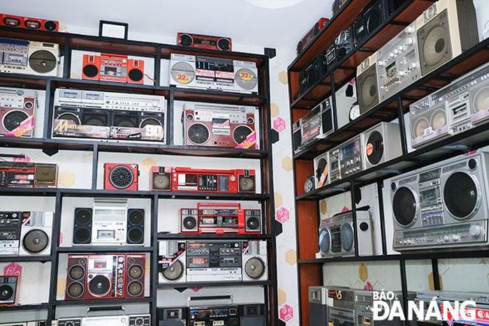 Một góc bộ sưu tập đài cassette của “vua đài” Nguyễn Mạnh Hùng. Ảnh: TRẦN THẮNG