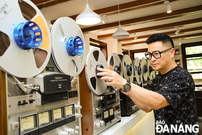 “Vua đài” Đà Nẵng Nguyễn Mạnh Hùng bên bộ sưu tập băng cối nhiều thương hiệu. Ảnh: TRẦN THẮNG