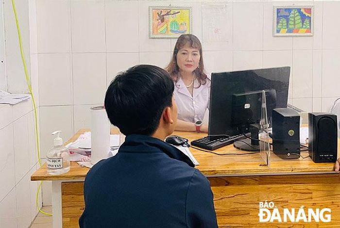 Bác sĩ Trần Thị Hải Vân khám bệnh cho em có biểu hiện trầm cảm tại Bệnh viện Tâm thần Đà Nẵng. Ảnh: H.T.V