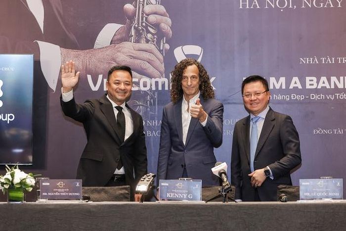 Nghệ sĩ thả tim chào khán giả Việt Nam trước đêm diễn (ảnh: Hòa Nguyễn)