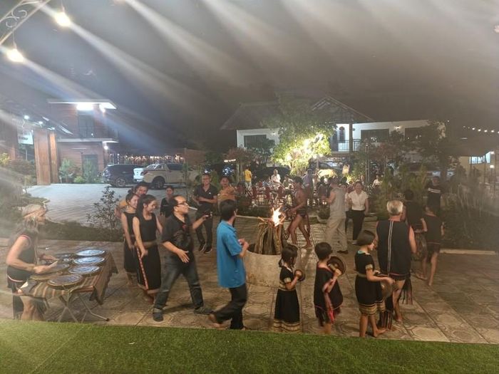 Du khách múa xoang bên bếp lửa hồng.