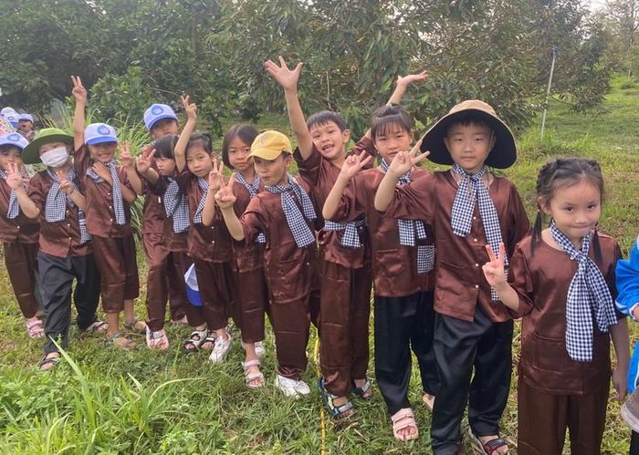 Học sinh trải nghiệm, tham quan vườn cây ăn trái của người dân.