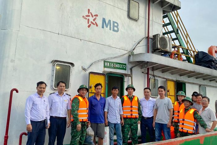 Đồn Biên phòng cửa khẩu cảng Chân Mây tiếp nhận thuyền viên. Ảnh: Võ Tiến