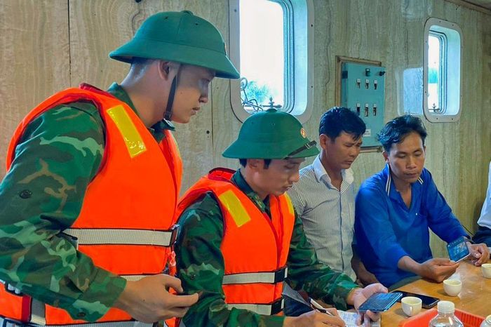 Hai thuyền viên gặp nạn trên biển. Ảnh: Võ Tiến
