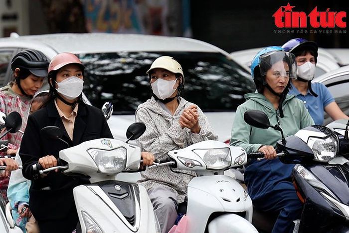 Giá buốt bắt đầu len tới từng ngón tay của người đi đường.