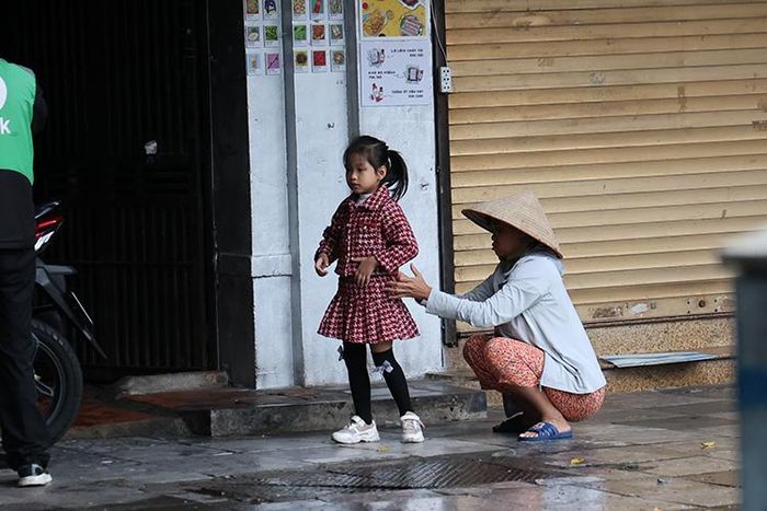 Các gia đình chuẩn bị áo ấm cho các con đến trường.