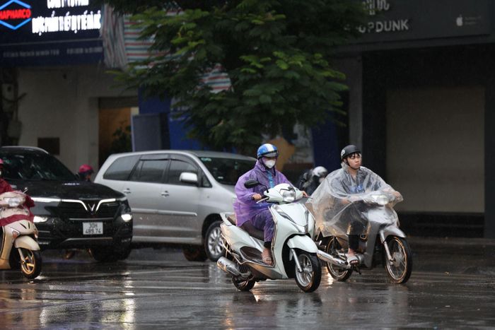 Nhiều người phải đi quãng đường dài thì chủ động trang bị cho mình những chiếc áo ấm dầy hơn và áo mưa vừa giúp tránh ướt vừa ngăn gió.