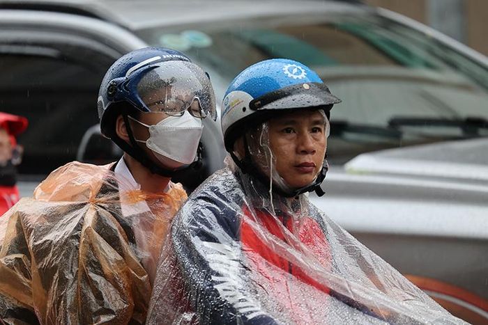Theo ghi nhận trên nhiều tuyến phố như Đinh Tiên Hoàng, Lò Đúc, Tràng Tiền, Nguyễn Khoái... có gió và mưa khiến cảm giác se lạnh rõ ràng hơn.