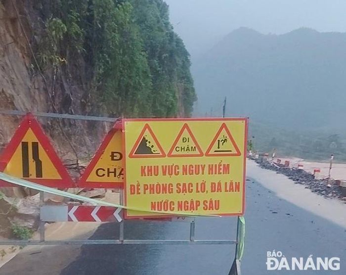 Lực lượng chức năng cắm biển báo hiệu nguy hiểm.
