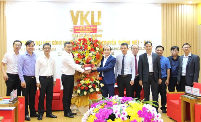 Phó Chủ tịch Thường trực UBND thành phố Hồ Kỳ Minh (thứ 4, trái sang) chúc mừng tập thể Trường Đại học Công nghệ Thông tin và Truyền thông Việt - Hàn. Ảnh: L.P