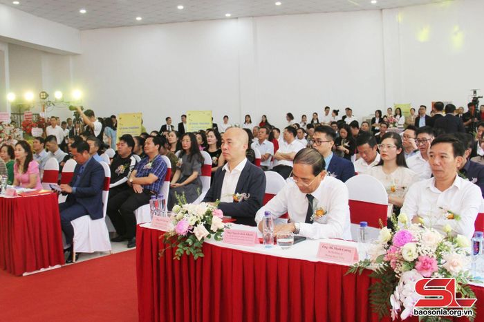 Đại biểu dự Lễ khai trương.