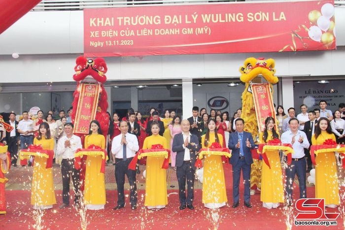 Đại biểu cắt băng khai trương Đại lý Wuling Sơn La.