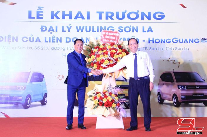 Chủ tịch Hiệp hội Doanh nghiệp tỉnh tặng hoa chúc mừng Đại lý Wuling Sơn La.