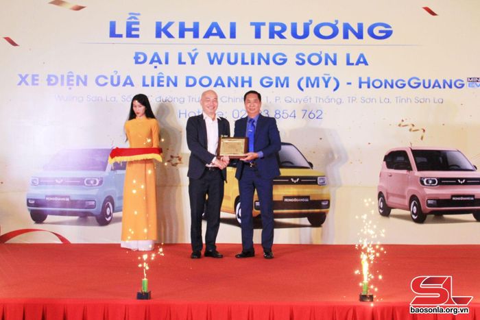 Trao Giấy chứng nhận cho Đại lý Wuling Sơn La.