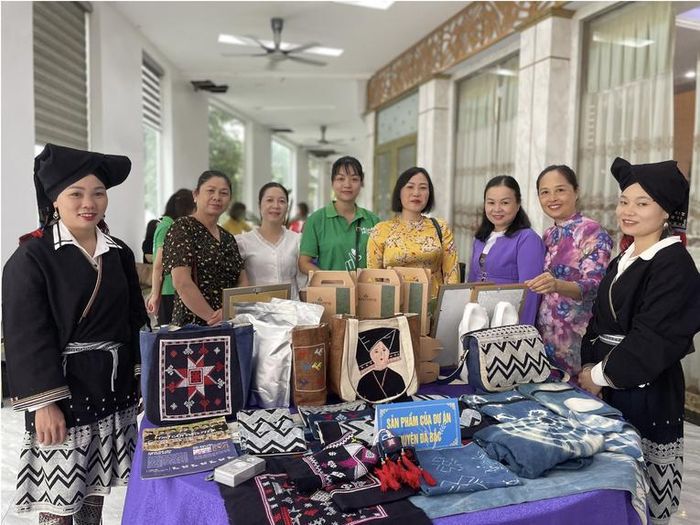 Hình ảnh một số sản phẩm để bảo tồn, phát huy giá trị văn hóa truyền thống tốt đẹp của các dân tộc thiểu số tại Huyện Đà Bắc gắn với phát triển du lịch. Ảnh: Cổng TTĐT Hòa Bình