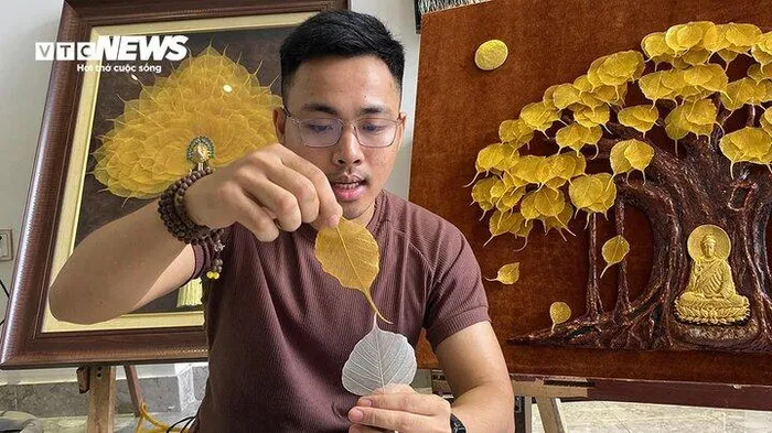 Từ những chiếc lá xanh trên cây, Long tự đi lấy về xử lý, lọc ra những chiếc lá đẹp và kích cỡ phù hợp nhất. Sau đó, anh phân loại, ngâm với nước trong khoảng 3 tuần đến 1 tháng tùy vào nhiệt độ của nước. 