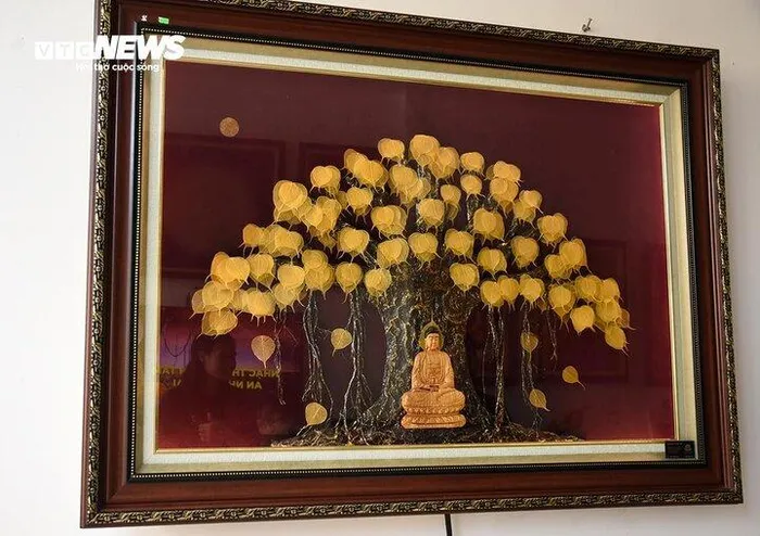 Những người tìm tới dòng tranh lá bồ đề đều quan sự kết nối từ các hội nhóm tu tập, tìm hiểu về Phật pháp. Không chỉ khách hàng trong nước, anh Long từng chuyển những bức tranh làm từ lá bồ đề sang Đức, Nhật, Anh, Ba Lan... Bức tranh lớn nhất mà anh Long từng làm có kích thước dài 170cm tái hiện lại cây bồ đề có Phật ngồi dưới gốc cây, hiện đang được treo tại nhà một khách hàng ở đường Văn Cao (Hải Phòng). 