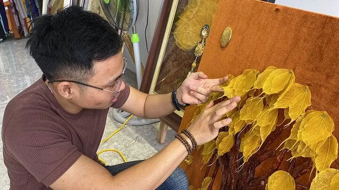 Hàng ngày, Long "thổi hồn" vào những chiếc lá bồ đề mỏng manh, tỉ mỉ sắp xếp từng chiếc lá thành các bức tranh. "Trước khi đến với dòng tranh này, tôi cũng tìm hiểu về Phật pháp. Như một cái duyên, khi gặp lá bồ đề, tôi cảm thấy thích thú ngay, có động lực để tìm hiểu, nghiên cứu. Quá trình tìm hiểu, tôi cũng trải qua những thử nghiệm, cũng thất bại khá nhiều. Đến bây giờ quy trình mới hoàn thiện để tôi có thể cho ra những bức tranh được làm theo quy trình chuẩn nhất", Long chia sẻ.