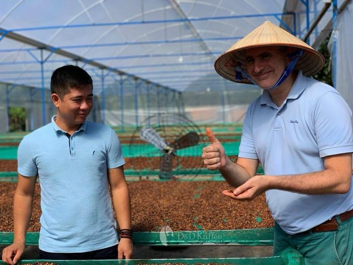 Chuyên gia nước ngoài khảo sát cà phê tại Công ty TNHH Tám Trình, tỉnh Lâm Đồng.