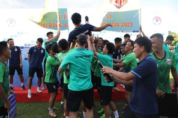 Hoàng Nhật Nam được các đồng đội chúc mừng với chiến tích đưa đội nhà lên hạng. Ảnh: VD