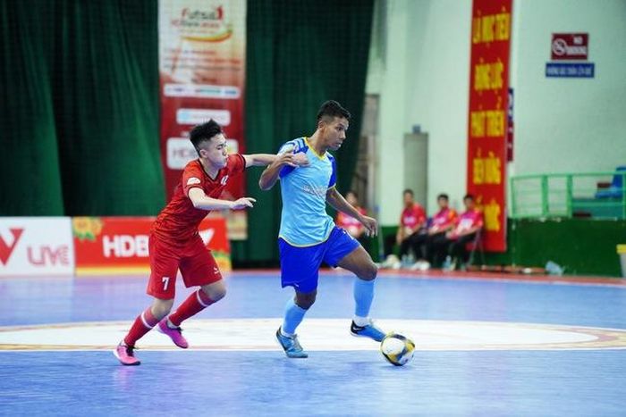 2 đội bóng được đánh giá cao là Tân Hiệp Hưng (đỏ) và Khánh Hòa cùng bị loại sớm từ vòng bảng là bất ngờ ở giải năm nay. Ảnh: TV