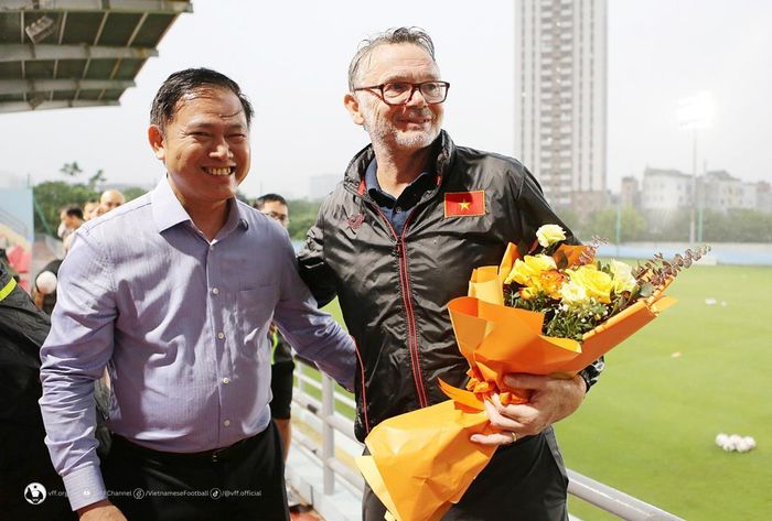 Phó Chủ tịch VFF Trần Anh Tú chúc HLV trưởng Philippe Troussier hoàn thành xuất sắc nhiệm vụ.