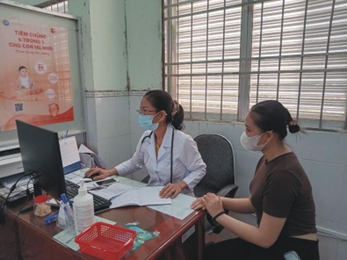 Bác sĩ tư vấn tiêm vắc-xin phòng uốn ván cho phụ nữ tại Phòng tiêm chủng, Trung tâm Kiểm soát bệnh tật Đồng Tháp