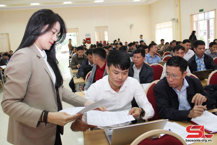 Phát tài liệu cho đại biểu tham dự hội nghị.