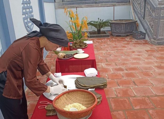Gói bánh gio làng Thượng Trì, xã Liên Hồng.