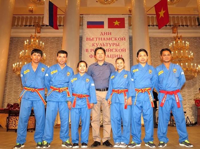 Ông Võ Danh Hải (giữa) cùng các võ sinh Vovinam trong 1 chuyến giao lưu quốc tế