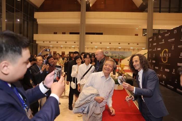 Khoảnh khắc của nghệ sĩ Kenny G và người hâm mộ sau đêm diễn. Ảnh: Hòa Nguyễn