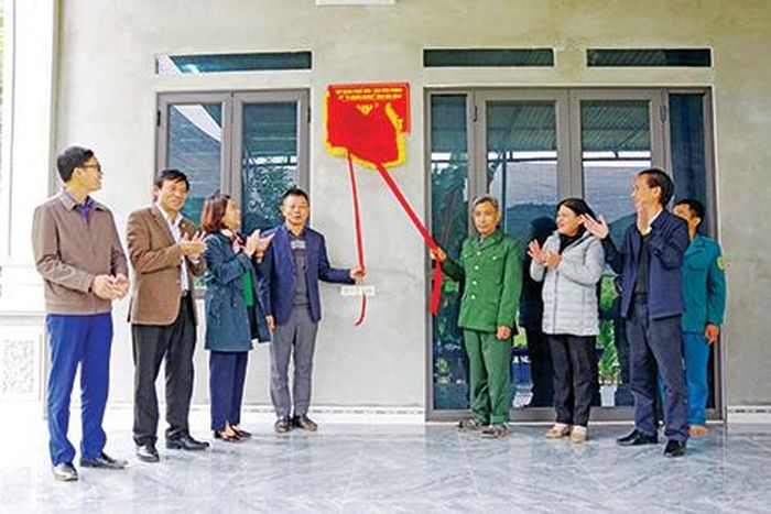 Nhà báo Phùng Công Sưởng, Phó Tổng Biên tập báo Tiền Phong và lãnh đạo Ủy ban MTTQ Việt Nam tỉnh Hòa Bình tại lễ bàn giao nhà đại đoàn kết cho ông Bùi Văn On, xã Nhân Mỹ, huyện Tân Lạc, tỉnh Hòa Bình
