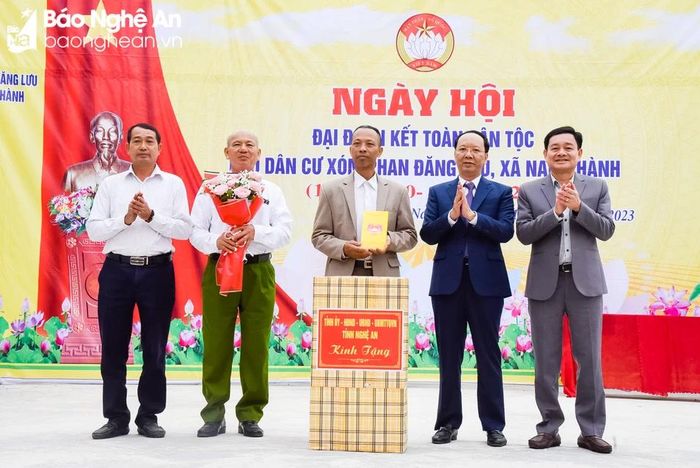  Đồng chí Bùi Thanh An - Ủy viên Ban Thường vụ Tỉnh ủy, Phó Chủ tịch UBND tỉnh và đồng chí Trương Thiết Hùng - Phó Chủ tịch Ủy ban MTTQ tỉnh tặng quà cho xóm Phan Đăng Lưu, xã Nam Thành (Yên Thành). Ảnh: Thanh Lê 