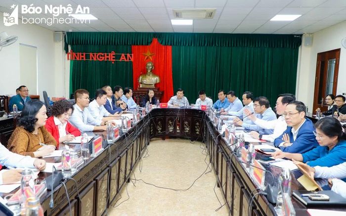  Chủ tịch UBND tỉnh Nguyễn Đức Trung tiếp công dân Hồ Hữu Thắng, trú tại chung cư Bông Sen, phường Quang Trung, TP. Vinh. Ảnh: Phạm Bằng 