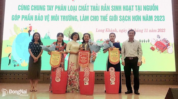 Đại diện Ban giám khảo trao giải nhất và nhì cho các đội thi