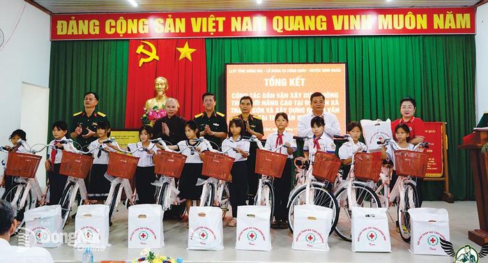 Trao tặng quà và xe đạp cho các em học sinh. Ảnh: Lê Trung