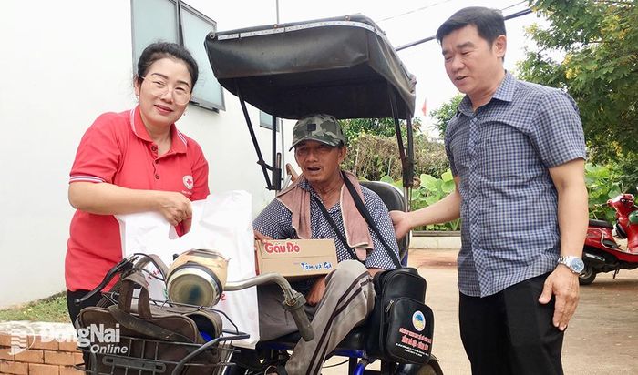 Đại diện Hội chữ thập đỏ tỉnh tặng quà cho người có hoàn cảnh khó khăn