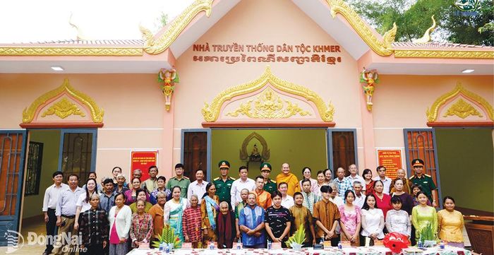 Trao tặng nhà truyền thống dân tộc Khmer tai thị trấn Định Quán. Ảnh: Lê Trung