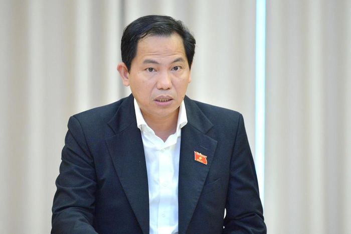 Chủ nhiệm Ủy ban Tài chính - Ngân sách Lê Quang Mạnh trình bày báo cáo. Ảnh: Hồ Long
