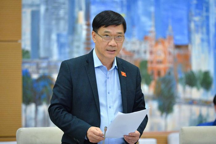 Chủ nhiệm Ủy ban Kinh tế Vũ Hồng Thanh trình bày báo cáo. Ảnh: Hồ Long