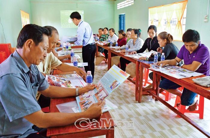 Báo song ngữ Việt - Khmer được đưa về nông thôn, phục vụ trong các buổi tập huấn, sinh hoạt cộng đồng dân cư. (Ảnh chụp tại xã Khánh Bình Ðông, huyện Trần Văn Thời). Ảnh: M.T