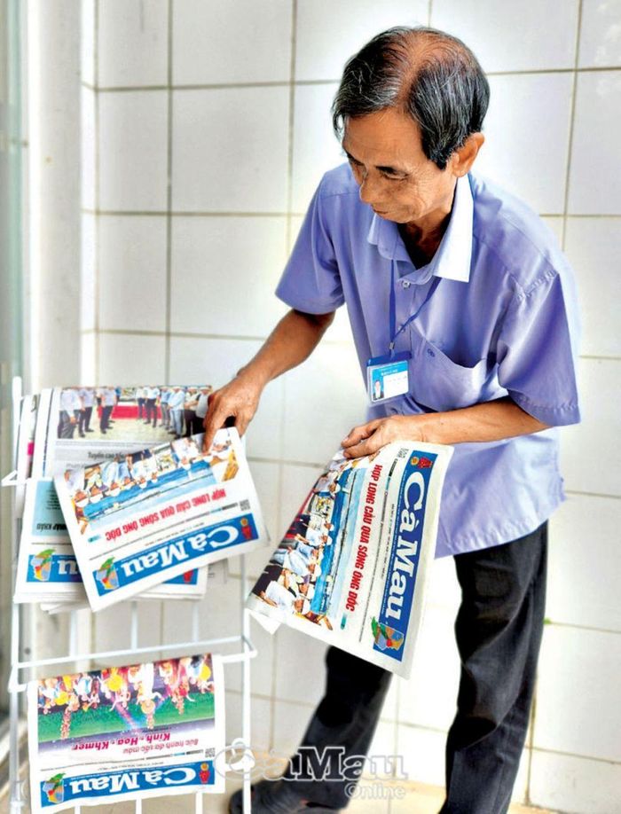 Nhân viên phát hành Báo Cà Mau sắp xếp báo ra hằng ngày tại những điểm phục vụ bạn đọc.
